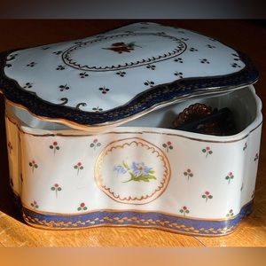 Limoges Vintage porcelain dresser/trinket box $125